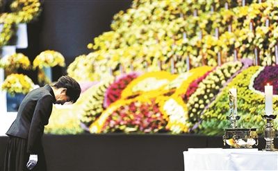 4月29日，韓國總統(tǒng)樸槿惠為“歲月”號沉沒客輪死難者默哀圖片/IC