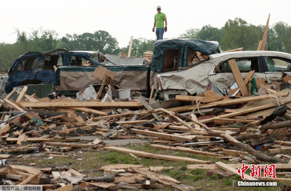 致命龍卷風(fēng)肆虐美國(guó)多州 小鎮(zhèn)街道幾乎毀成渣 致命龍卷風(fēng)肆虐美國(guó)多州 小鎮(zhèn)街道幾乎毀成渣