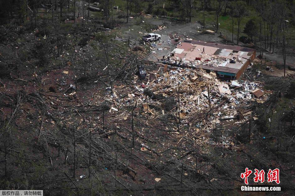 致命龍卷風(fēng)肆虐美國(guó)多州 小鎮(zhèn)街道幾乎毀成渣 致命龍卷風(fēng)肆虐美國(guó)多州 小鎮(zhèn)街道幾乎毀成渣