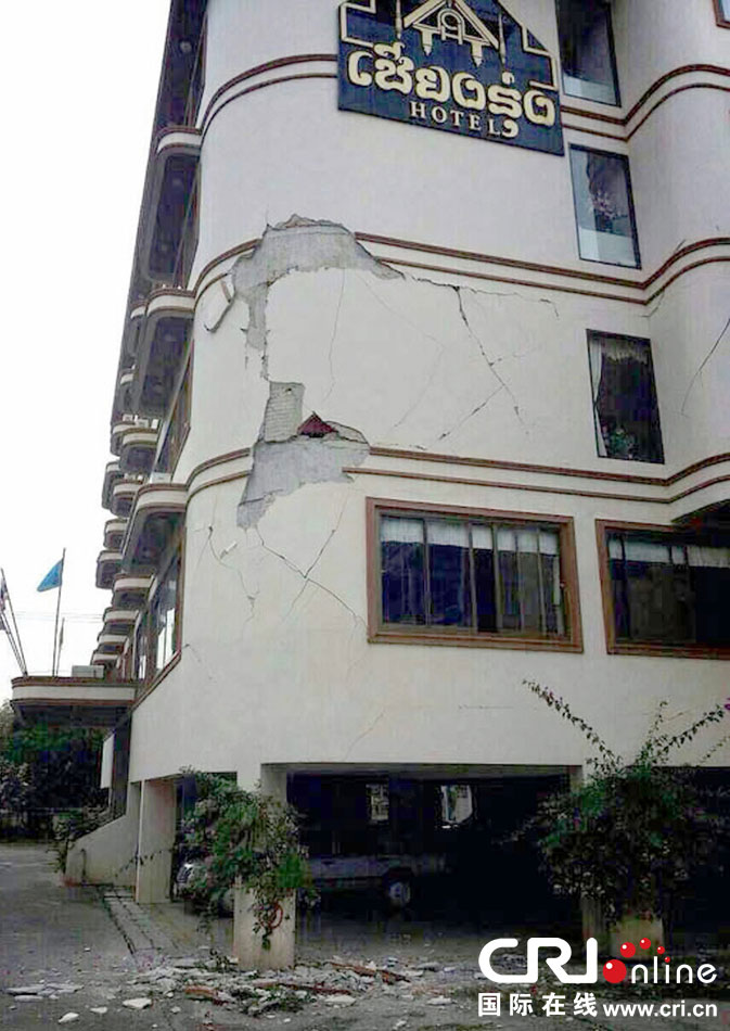 　當(dāng)?shù)貢r間2014年5月5日，泰國清萊，一棟酒店大樓墻皮脫落。 圖片來源：東方IC