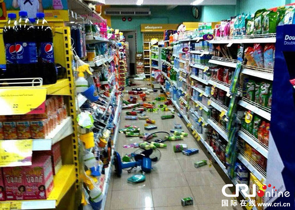 　當(dāng)?shù)貢r間2014年5月5日，泰國清萊，超市貨架上的商品散落一地。