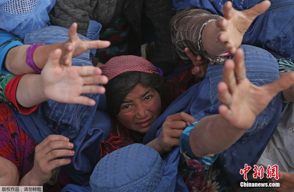 阿富汗山體滑坡災(zāi)民哄搶救災(zāi)物資 阿富汗山體滑坡災(zāi)民哄搶救災(zāi)物資