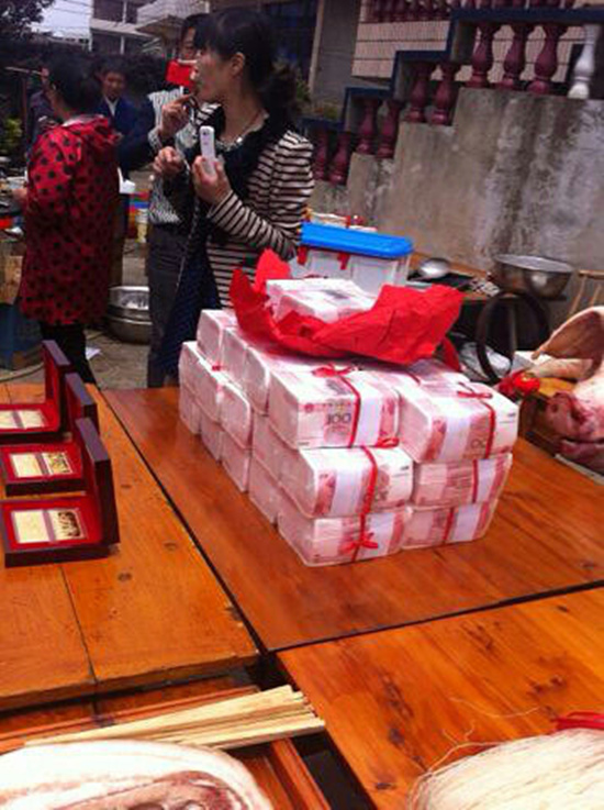 浙江臺州土豪娶妻引側(cè)目:288萬現(xiàn)鈔 金條十幾根 浙江臺州土豪娶妻引側(cè)目:288萬現(xiàn)鈔 金條十幾根