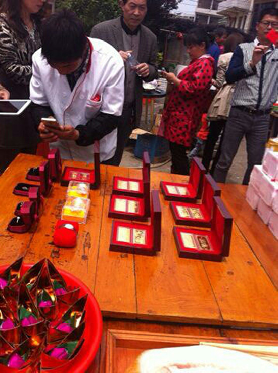 浙江臺州土豪娶妻引側(cè)目:288萬現(xiàn)鈔 金條十幾根 浙江臺州土豪娶妻引側(cè)目:288萬現(xiàn)鈔 金條十幾根