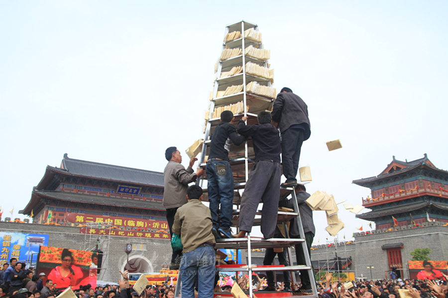 沂蒙山近萬斤供品煎餅被哄搶 原計(jì)劃送給福利院