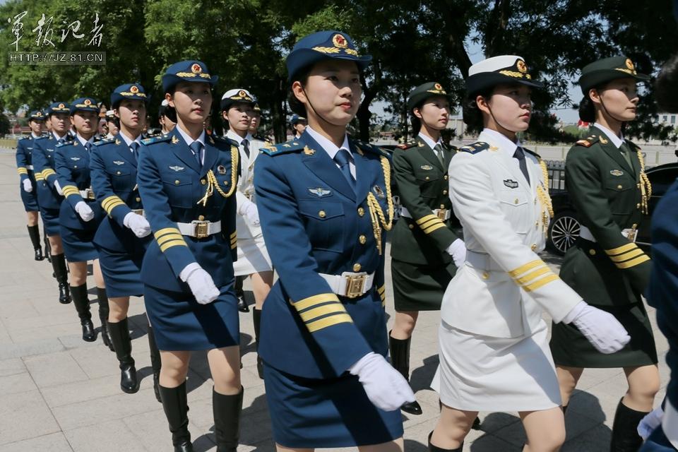 解放軍首批女儀仗兵亮相，90%以上擁有大專以上學(xué)歷，平均身高1.72米。圖為女兵儀仗隊(duì)。