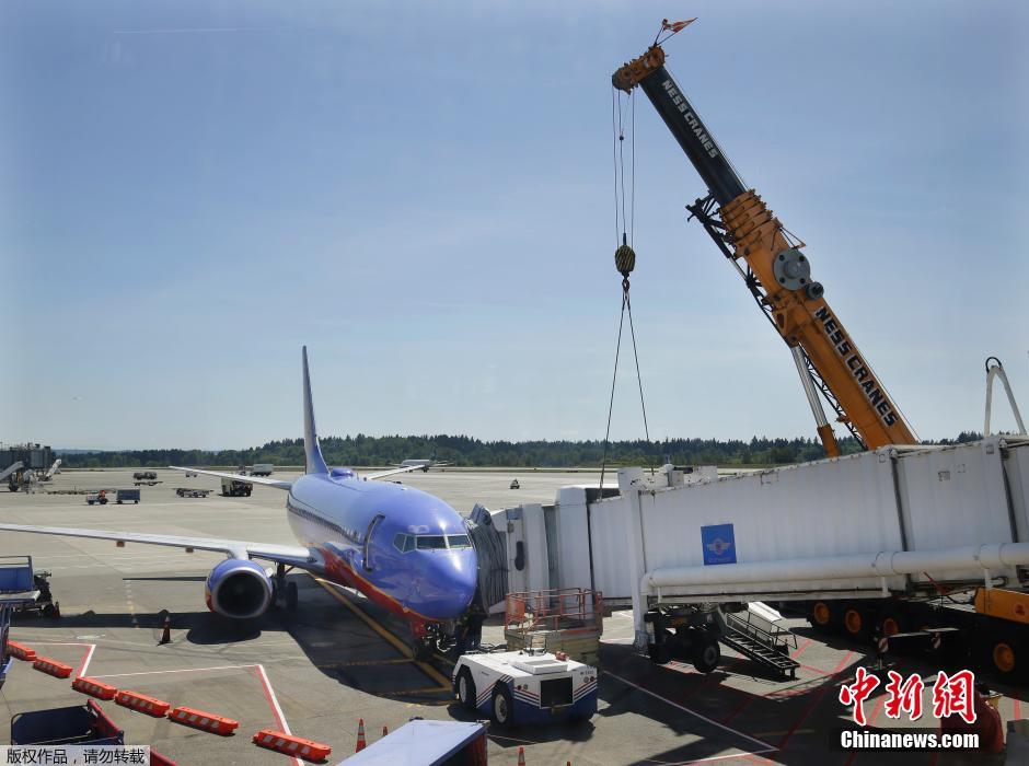 美機場一登機廊橋突然塌陷 乘客幸運逃生 美機場一登機廊橋突然塌陷 乘客幸運逃生