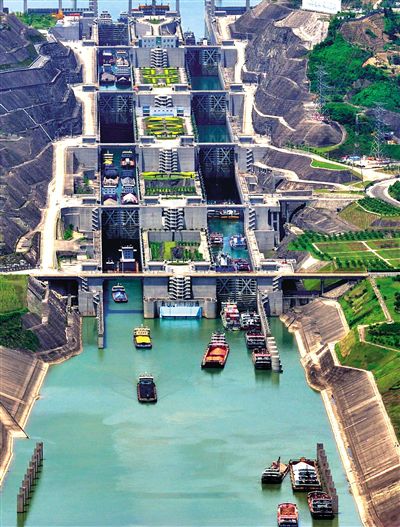 今年5月11日,三峽工程五級(jí)船閘,船只正在過閘。