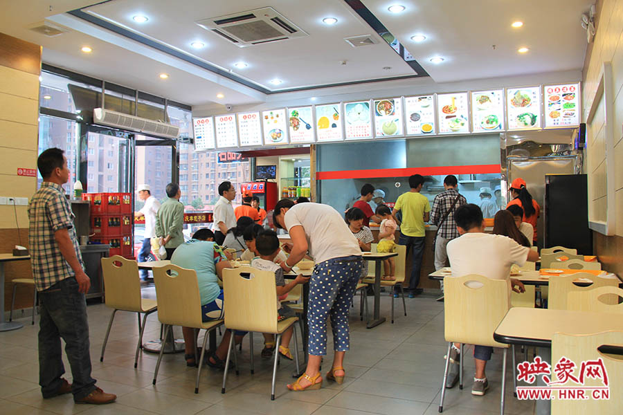 慶豐包子的金字招牌真不是蓋的,雖然店面還沒有正式營業(yè),已有許多食客慕名來吃包子。