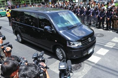 英拉向泰國(guó)軍方報(bào)到后被扣留。