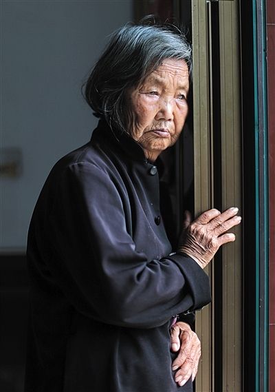 為了能“睡棺木”土葬，潘秀英四次喝農(nóng)藥自殺，后被搶救過來。