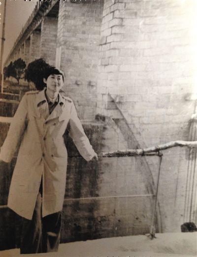 1995年，于英生在蚌埠淮河閘上留影。