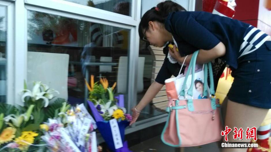 山東招遠(yuǎn)民眾自發(fā)悼念“5·28”受害者 山東招遠(yuǎn)民眾自發(fā)悼念“5·28”受害者