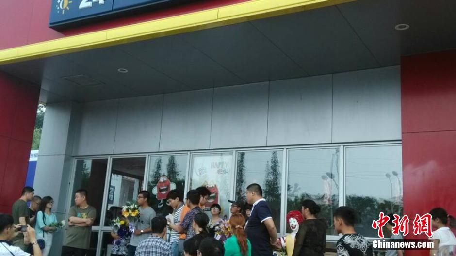 山東招遠(yuǎn)民眾自發(fā)悼念“5·28”受害者 山東招遠(yuǎn)民眾自發(fā)悼念“5·28”受害者