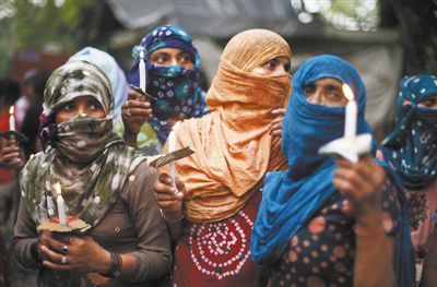 印度民眾舉行紀(jì)念儀式，悼念在強(qiáng)奸案中遇害的兩名少女。