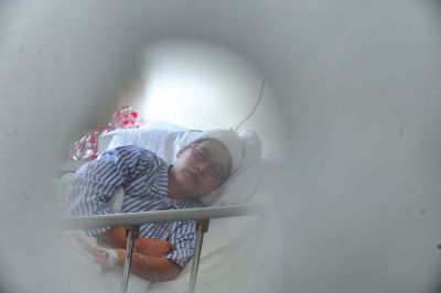 　6月3日，被打的值班醫(yī)生在病房接受治療。新華社發(fā)