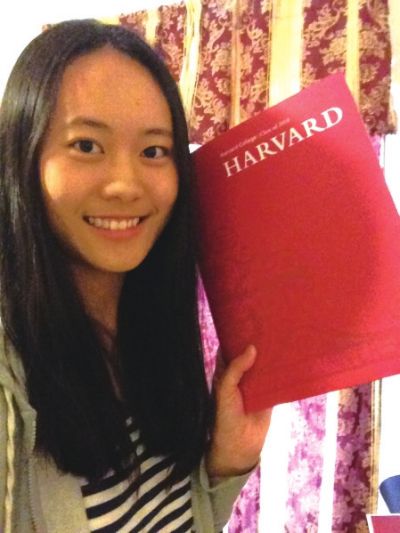 一米七二的身高，小麥色的皮膚，長發(fā)近乎及腰，灰色的連衣裙，當(dāng)“美范兒”十足的張媛琦出現(xiàn)在記者面前時(shí)，記者很難想象如此成熟的她才只有19歲。