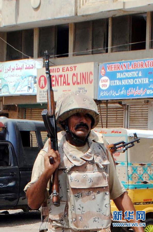 6月10日，在巴基斯坦南部城市卡拉奇真納國際機場附近，安全人員在街頭警戒。