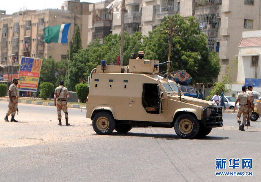 6月10日，在巴基斯坦南部城市卡拉奇真納國際機場附近，安全人員在街頭警戒。