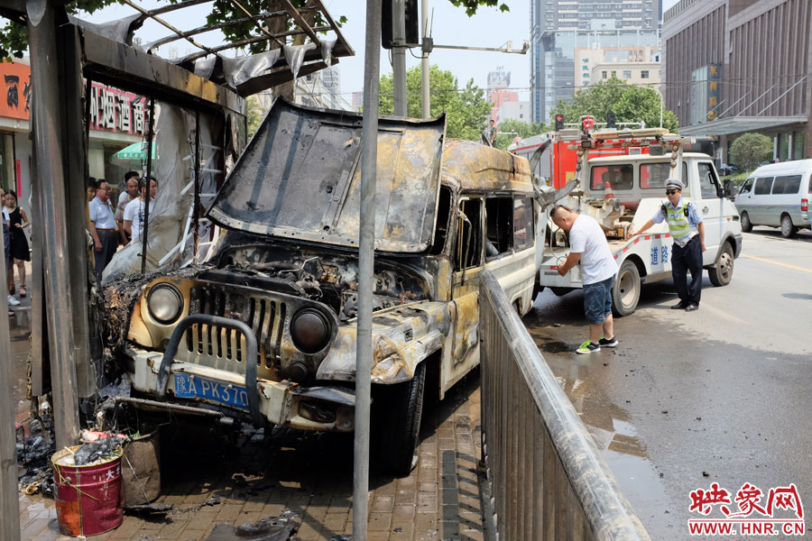 吉普車燒毀嚴(yán)重，基本報(bào)廢。