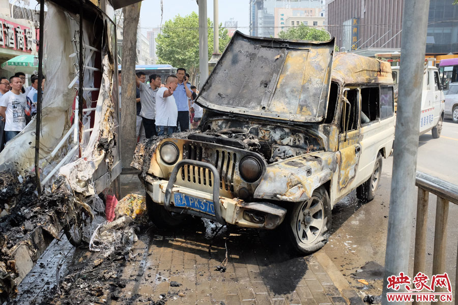 火災(zāi)撲滅后，交警部門將車進(jìn)行拖離。