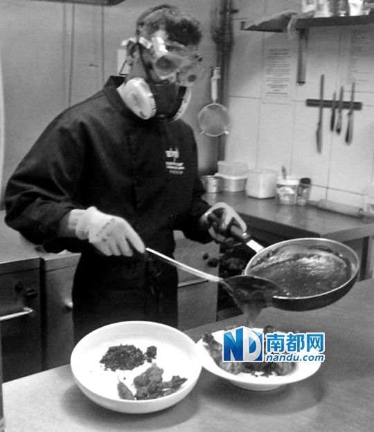 廚師在烹制最辣雞腿醬時要戴“防辣”面罩。