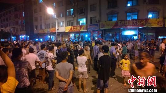 事發(fā)后民眾仍未離去。 王剛 攝