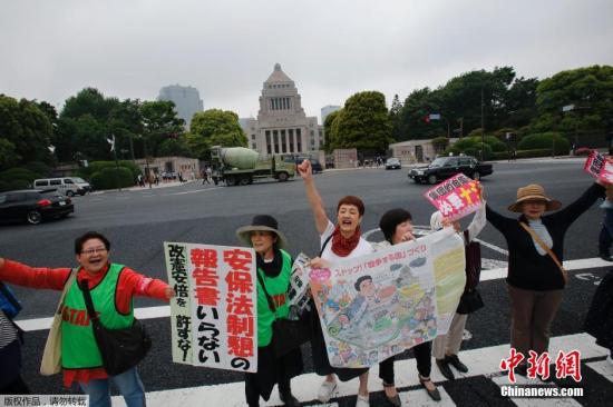 當?shù)貢r間5月13日，日本示威者在位于東京的國會議事堂外高喊口號，反對日本政府計劃修憲以解禁自衛(wèi)權(quán)。