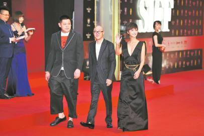 　　《勝利》劇組走紅毯，只可惜黃海波未能參加。