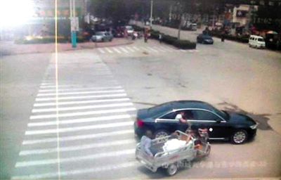 23日中午，陳母被突然噴毒。新京報記者 王瑞鋒 攝