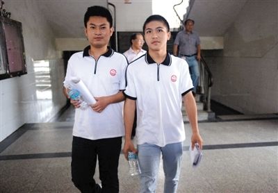 昨日下午5時(shí),江西宜春“奪刀少年”柳艷兵和易政勇順利完成單獨(dú)高考,走出考場(chǎng)。