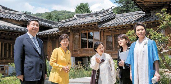 照片中左起分別是習(xí)近平、樸槿惠、家具博物館館長鄭美淑(音)、隨同翻譯、彭麗媛。