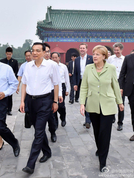 李克強(qiáng)陪默克爾參觀天壇公園 李克強(qiáng)陪默克爾參觀天壇公園