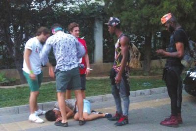 外籍男子路邊發(fā)現(xiàn)醉漢將其圍住。