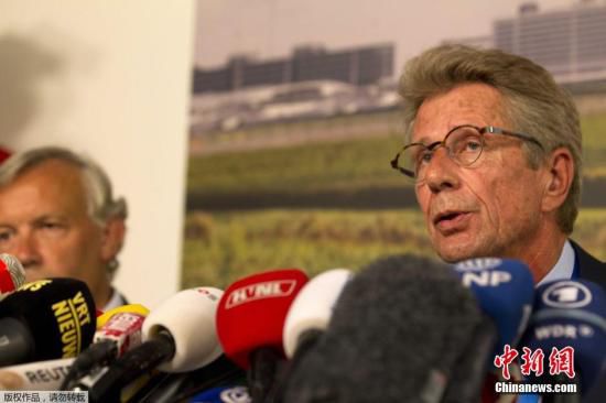 7月17日，在荷蘭阿姆斯特丹斯希普霍爾機(jī)場舉行的的新聞發(fā)布會上，馬航歐洲區(qū)負(fù)責(zé)人介紹情況。
