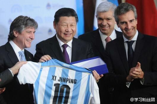 習(xí)近平獲贈阿根廷國家足球隊(duì)10號球衣