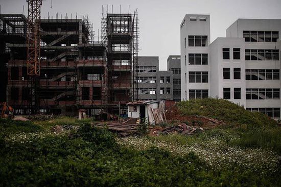 2014年7月11日，安徽省宿州市蕭縣，荒棄的政府新辦公樓前荒草一片。 澎湃新聞 楊一 圖