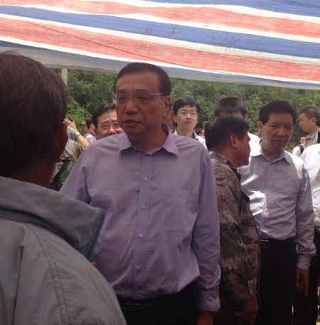 走進(jìn)帳篷，總理就握住蔡官耀的雙手說：“不行，這個(gè)帳篷太簡易了”。說完這句，叮囑蔡官耀，“不能回家住”