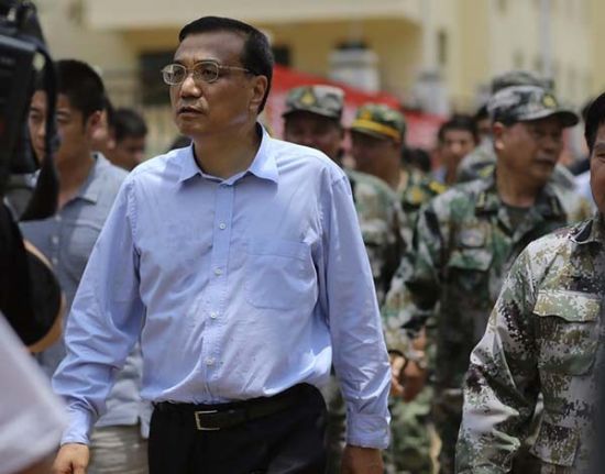 　8月4日，中共中央政治局常委，國務(wù)院總理李克強(qiáng)在云南魯?shù)榈卣馂?zāi)區(qū)察看災(zāi)情。