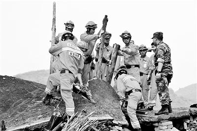 救援隊(duì)員搜救現(xiàn)場 供圖/新華