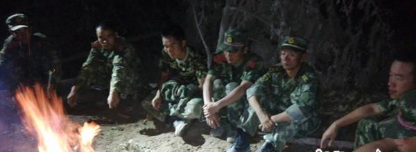 8月5日晚，受困官兵等待天亮以后的救援。