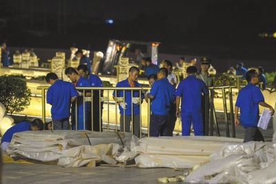 昨晚，工作人員正在為金水橋安裝金色護(hù)欄。京華時(shí)報(bào)記者潘之望攝