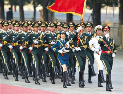 昨日，151人最大陣容的三軍儀仗隊(duì)，著新式禮賓服接受檢閱。這也是解放軍儀仗隊(duì)、軍樂(lè)團(tuán)新式禮賓服首次亮