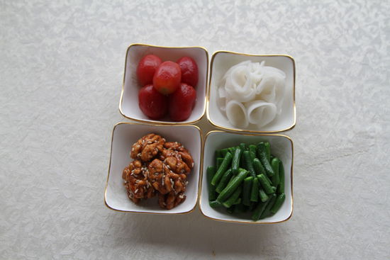 四調(diào)味：圣女果、蓮藕、核桃仁、小黃瓜。 花惠生 供圖