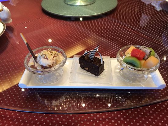 西點水果拼盤、巧克力布朗尼、冰淇淋。 花惠生