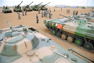 8月21日,在朱日和基地,中外參演部隊代表在裝備展覽交流活動現(xiàn)場參觀中國人民解放軍裝備。