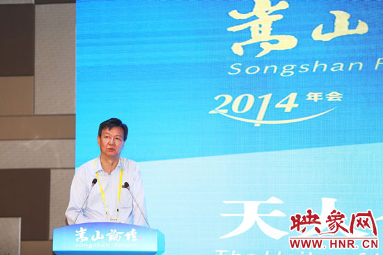 國(guó)務(wù)院發(fā)展研究中心原副主任、研究員盧中原演講。