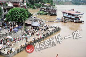 沙坪壩區(qū)磁器口，江水逼近休閑平臺。