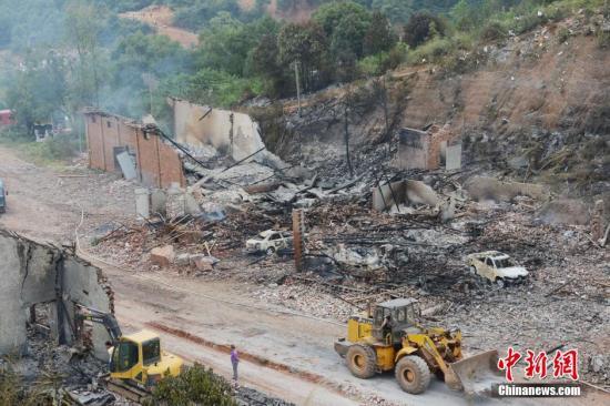 9月23日上午，花炮廠清理工作正在進(jìn)行，山谷內(nèi)的廠房已被爆炸夷為平地。中新社發(fā) 楊華峰 攝