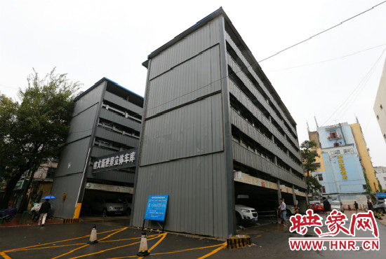 目前，市區(qū)內(nèi)的停車(chē)場(chǎng)數(shù)量還不能滿(mǎn)足廣大市民的需求。